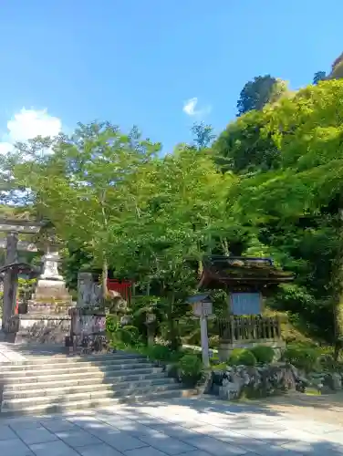 黒龍社（伊奈波神社境内社）の{uncategorized: "未分類", other: "その他", undefined: "問題あり", building: "その他建物", grave: "お墓", sacred_gate: "鳥居", guardian: "狛犬", statue: "像", buddha: "仏像", history: "歴史", nature: "自然", garden: "庭園", animal: "動物", pagoda: "塔", temizu: "手水舎", mountain_gate: "山門・神門", sanctuary: "本殿・本堂", subordinate: "末社・摂社", art: "芸術", scenery: "景色", jizo: "地蔵", ema: "絵馬", goshuin: "御朱印", omikuji: "おみくじ", items: "授与品その他", amulet: "お守り", goshuincho: "御朱印帳", eats: "食事", festival: "お祭り", votive_dance: "神楽", shichigosan: "七五三参", wedding: "結婚式", experience: "体験その他", initially: "初詣", around: "周辺", anti_infection: "感染症対策"}