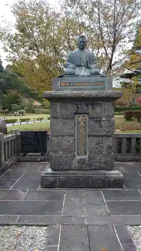 南湖神社の像