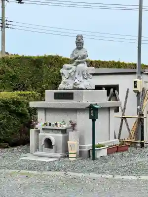 龍本寺の{uncategorized: "未分類", other: "その他", undefined: "問題あり", building: "その他建物", grave: "お墓", sacred_gate: "鳥居", guardian: "狛犬", statue: "像", buddha: "仏像", history: "歴史", nature: "自然", garden: "庭園", animal: "動物", pagoda: "塔", temizu: "手水舎", mountain_gate: "山門・神門", sanctuary: "本殿・本堂", subordinate: "末社・摂社", art: "芸術", scenery: "景色", jizo: "地蔵", ema: "絵馬", goshuin: "御朱印", omikuji: "おみくじ", items: "授与品その他", amulet: "お守り", goshuincho: "御朱印帳", eats: "食事", festival: "お祭り", votive_dance: "神楽", shichigosan: "七五三参", wedding: "結婚式", experience: "体験その他", initially: "初詣", around: "周辺", anti_infection: "感染症対策"}