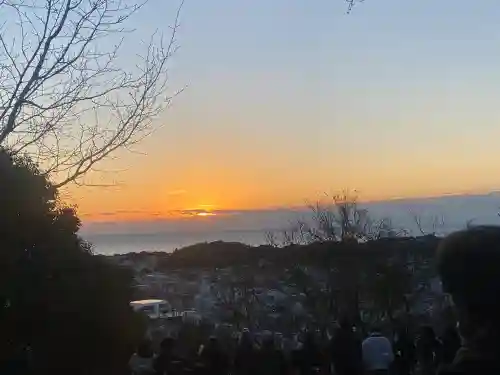 神倉神社（熊野速玉大社摂社）の{uncategorized: "未分類", other: "その他", undefined: "問題あり", building: "その他建物", grave: "お墓", sacred_gate: "鳥居", guardian: "狛犬", statue: "像", buddha: "仏像", history: "歴史", nature: "自然", garden: "庭園", animal: "動物", pagoda: "塔", temizu: "手水舎", mountain_gate: "山門・神門", sanctuary: "本殿・本堂", subordinate: "末社・摂社", art: "芸術", scenery: "景色", jizo: "地蔵", ema: "絵馬", goshuin: "御朱印", omikuji: "おみくじ", items: "授与品その他", amulet: "お守り", goshuincho: "御朱印帳", eats: "食事", festival: "お祭り", votive_dance: "神楽", shichigosan: "七五三参", wedding: "結婚式", experience: "体験その他", initially: "初詣", around: "周辺", anti_infection: "感染症対策"}
