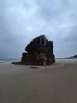 稲佐の浜　弁天島の{uncategorized: "未分類", other: "その他", undefined: "問題あり", building: "その他建物", grave: "お墓", sacred_gate: "鳥居", guardian: "狛犬", statue: "像", buddha: "仏像", history: "歴史", nature: "自然", garden: "庭園", animal: "動物", pagoda: "塔", temizu: "手水舎", mountain_gate: "山門・神門", sanctuary: "本殿・本堂", subordinate: "末社・摂社", art: "芸術", scenery: "景色", jizo: "地蔵", ema: "絵馬", goshuin: "御朱印", omikuji: "おみくじ", items: "授与品その他", amulet: "お守り", goshuincho: "御朱印帳", eats: "食事", festival: "お祭り", votive_dance: "神楽", shichigosan: "七五三参", wedding: "結婚式", experience: "体験その他", initially: "初詣", around: "周辺", anti_infection: "感染症対策"}