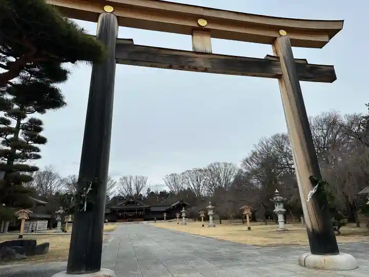 長野縣護國神社の{uncategorized: "未分類", other: "その他", undefined: "問題あり", building: "その他建物", grave: "お墓", sacred_gate: "鳥居", guardian: "狛犬", statue: "像", buddha: "仏像", history: "歴史", nature: "自然", garden: "庭園", animal: "動物", pagoda: "塔", temizu: "手水舎", mountain_gate: "山門・神門", sanctuary: "本殿・本堂", subordinate: "末社・摂社", art: "芸術", scenery: "景色", jizo: "地蔵", ema: "絵馬", goshuin: "御朱印", omikuji: "おみくじ", items: "授与品その他", amulet: "お守り", goshuincho: "御朱印帳", eats: "食事", festival: "お祭り", votive_dance: "神楽", shichigosan: "七五三参", wedding: "結婚式", experience: "体験その他", initially: "初詣", around: "周辺", anti_infection: "感染症対策"}