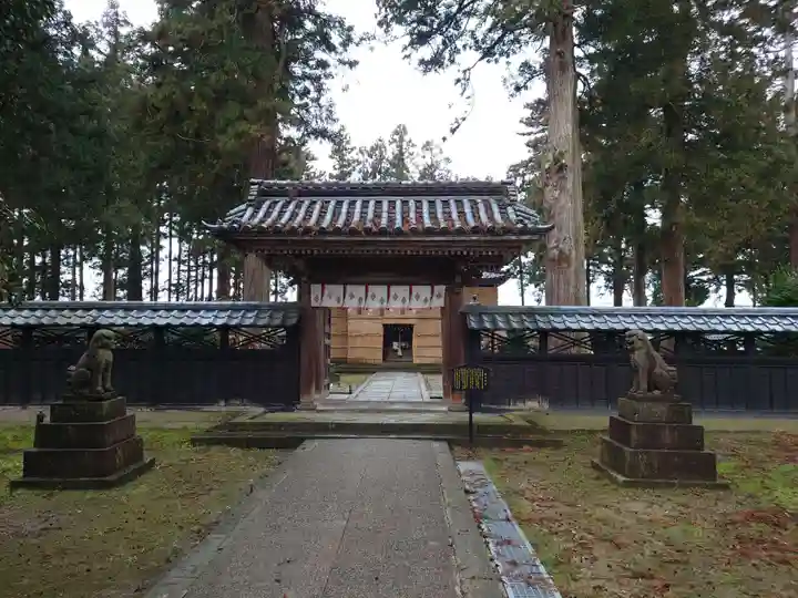 守りの神 藤基神社の山門・神門