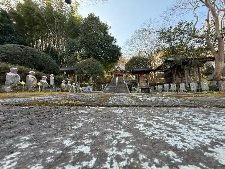 西円寺の{uncategorized: "未分類", other: "その他", undefined: "問題あり", building: "その他建物", grave: "お墓", sacred_gate: "鳥居", guardian: "狛犬", statue: "像", buddha: "仏像", history: "歴史", nature: "自然", garden: "庭園", animal: "動物", pagoda: "塔", temizu: "手水舎", mountain_gate: "山門・神門", sanctuary: "本殿・本堂", subordinate: "末社・摂社", art: "芸術", scenery: "景色", jizo: "地蔵", ema: "絵馬", goshuin: "御朱印", omikuji: "おみくじ", items: "授与品その他", amulet: "お守り", goshuincho: "御朱印帳", eats: "食事", festival: "お祭り", votive_dance: "神楽", shichigosan: "七五三参", wedding: "結婚式", experience: "体験その他", initially: "初詣", around: "周辺", anti_infection: "感染症対策"}