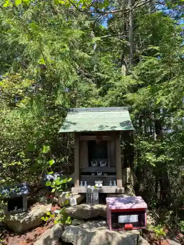 竜王山の小さな祠(岡山県)