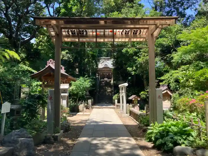 御霊神社の{uncategorized: "未分類", other: "その他", undefined: "問題あり", building: "その他建物", grave: "お墓", sacred_gate: "鳥居", guardian: "狛犬", statue: "像", buddha: "仏像", history: "歴史", nature: "自然", garden: "庭園", animal: "動物", pagoda: "塔", temizu: "手水舎", mountain_gate: "山門・神門", sanctuary: "本殿・本堂", subordinate: "末社・摂社", art: "芸術", scenery: "景色", jizo: "地蔵", ema: "絵馬", goshuin: "御朱印", omikuji: "おみくじ", items: "授与品その他", amulet: "お守り", goshuincho: "御朱印帳", eats: "食事", festival: "お祭り", votive_dance: "神楽", shichigosan: "七五三参", wedding: "結婚式", experience: "体験その他", initially: "初詣", around: "周辺", anti_infection: "感染症対策"}