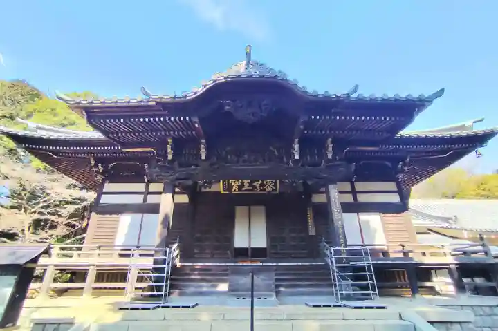三寳寺の{uncategorized: "未分類", other: "その他", undefined: "問題あり", building: "その他建物", grave: "お墓", sacred_gate: "鳥居", guardian: "狛犬", statue: "像", buddha: "仏像", history: "歴史", nature: "自然", garden: "庭園", animal: "動物", pagoda: "塔", temizu: "手水舎", mountain_gate: "山門・神門", sanctuary: "本殿・本堂", subordinate: "末社・摂社", art: "芸術", scenery: "景色", jizo: "地蔵", ema: "絵馬", goshuin: "御朱印", omikuji: "おみくじ", items: "授与品その他", amulet: "お守り", goshuincho: "御朱印帳", eats: "食事", festival: "お祭り", votive_dance: "神楽", shichigosan: "七五三参", wedding: "結婚式", experience: "体験その他", initially: "初詣", around: "周辺", anti_infection: "感染症対策"}