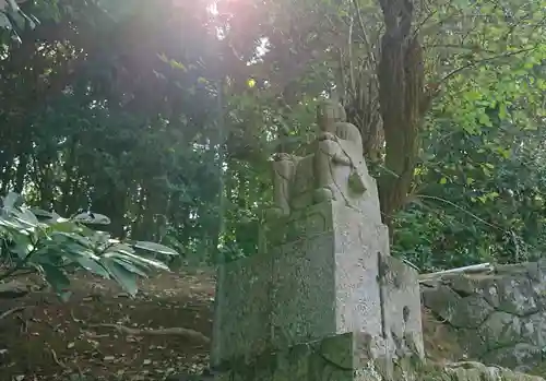 國津神社の像