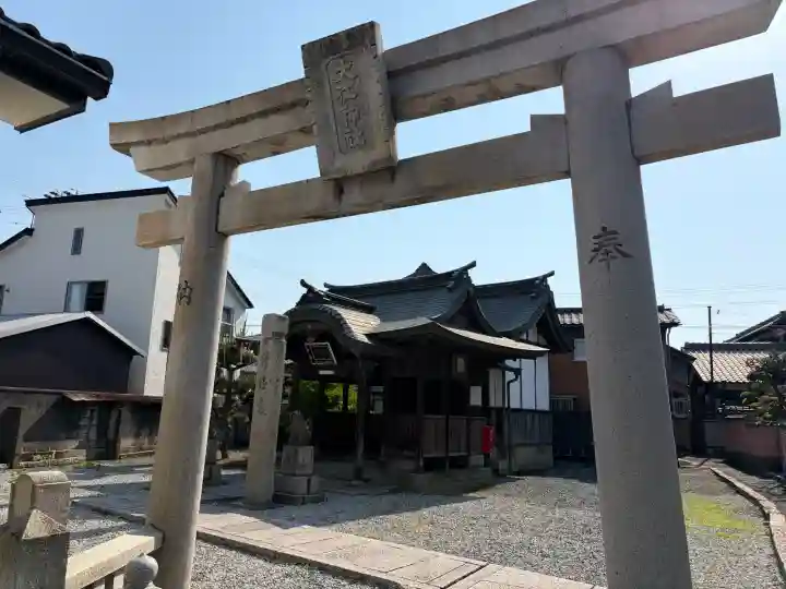 大江神社の{uncategorized: "未分類", other: "その他", undefined: "問題あり", building: "その他建物", grave: "お墓", sacred_gate: "鳥居", guardian: "狛犬", statue: "像", buddha: "仏像", history: "歴史", nature: "自然", garden: "庭園", animal: "動物", pagoda: "塔", temizu: "手水舎", mountain_gate: "山門・神門", sanctuary: "本殿・本堂", subordinate: "末社・摂社", art: "芸術", scenery: "景色", jizo: "地蔵", ema: "絵馬", goshuin: "御朱印", omikuji: "おみくじ", items: "授与品その他", amulet: "お守り", goshuincho: "御朱印帳", eats: "食事", festival: "お祭り", votive_dance: "神楽", shichigosan: "七五三参", wedding: "結婚式", experience: "体験その他", initially: "初詣", around: "周辺", anti_infection: "感染症対策"}