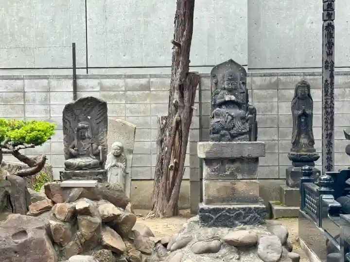 龍松寺の{uncategorized: "未分類", other: "その他", undefined: "問題あり", building: "その他建物", grave: "お墓", sacred_gate: "鳥居", guardian: "狛犬", statue: "像", buddha: "仏像", history: "歴史", nature: "自然", garden: "庭園", animal: "動物", pagoda: "塔", temizu: "手水舎", mountain_gate: "山門・神門", sanctuary: "本殿・本堂", subordinate: "末社・摂社", art: "芸術", scenery: "景色", jizo: "地蔵", ema: "絵馬", goshuin: "御朱印", omikuji: "おみくじ", items: "授与品その他", amulet: "お守り", goshuincho: "御朱印帳", eats: "食事", festival: "お祭り", votive_dance: "神楽", shichigosan: "七五三参", wedding: "結婚式", experience: "体験その他", initially: "初詣", around: "周辺", anti_infection: "感染症対策"}