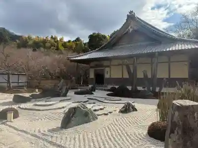 圓光寺の{uncategorized: "未分類", other: "その他", undefined: "問題あり", building: "その他建物", grave: "お墓", sacred_gate: "鳥居", guardian: "狛犬", statue: "像", buddha: "仏像", history: "歴史", nature: "自然", garden: "庭園", animal: "動物", pagoda: "塔", temizu: "手水舎", mountain_gate: "山門・神門", sanctuary: "本殿・本堂", subordinate: "末社・摂社", art: "芸術", scenery: "景色", jizo: "地蔵", ema: "絵馬", goshuin: "御朱印", omikuji: "おみくじ", items: "授与品その他", amulet: "お守り", goshuincho: "御朱印帳", eats: "食事", festival: "お祭り", votive_dance: "神楽", shichigosan: "七五三参", wedding: "結婚式", experience: "体験その他", initially: "初詣", around: "周辺", anti_infection: "感染症対策"}