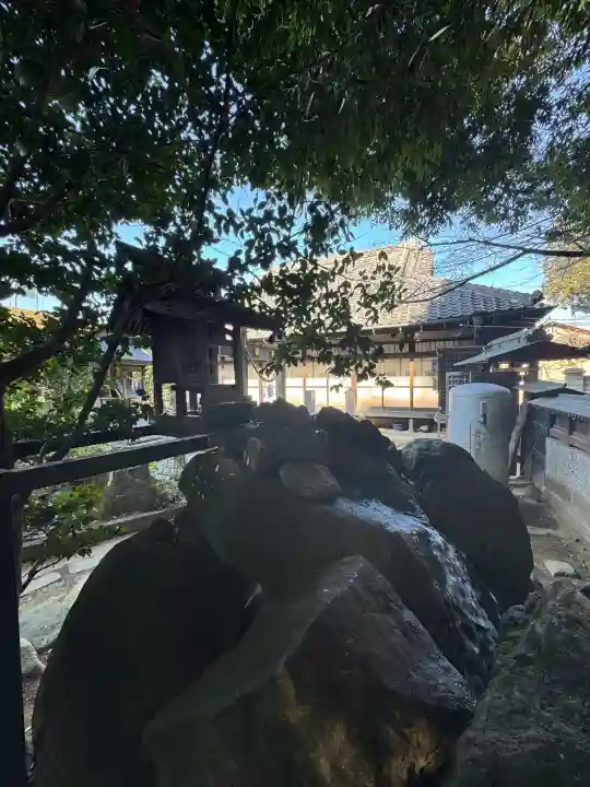 白蛇辨財天の{uncategorized: "未分類", other: "その他", undefined: "問題あり", building: "その他建物", grave: "お墓", sacred_gate: "鳥居", guardian: "狛犬", statue: "像", buddha: "仏像", history: "歴史", nature: "自然", garden: "庭園", animal: "動物", pagoda: "塔", temizu: "手水舎", mountain_gate: "山門・神門", sanctuary: "本殿・本堂", subordinate: "末社・摂社", art: "芸術", scenery: "景色", jizo: "地蔵", ema: "絵馬", goshuin: "御朱印", omikuji: "おみくじ", items: "授与品その他", amulet: "お守り", goshuincho: "御朱印帳", eats: "食事", festival: "お祭り", votive_dance: "神楽", shichigosan: "七五三参", wedding: "結婚式", experience: "体験その他", initially: "初詣", around: "周辺", anti_infection: "感染症対策"}