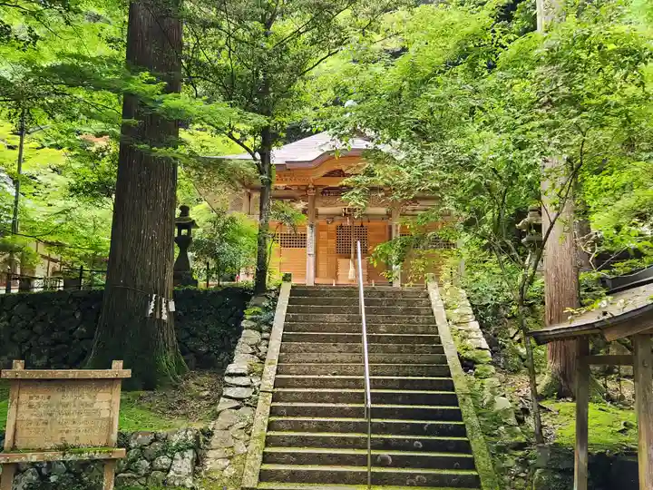 石龕寺の本殿・本堂