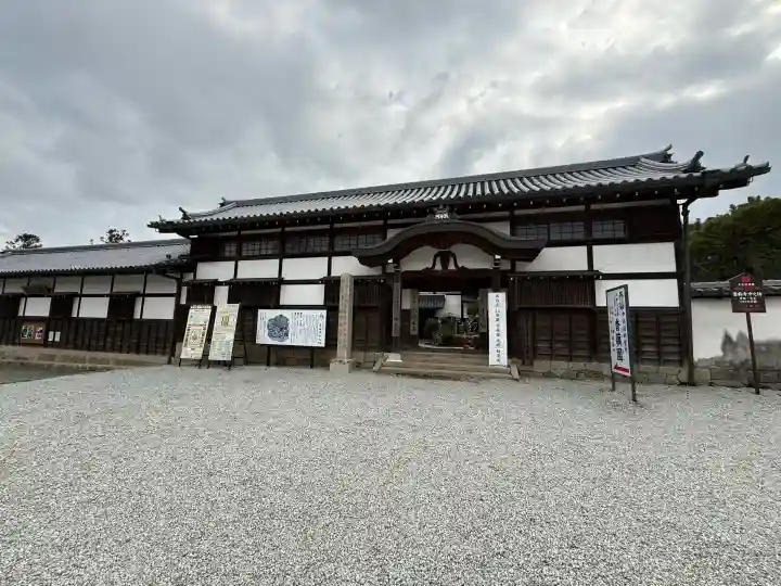 當麻寺中之坊の{uncategorized: "未分類", other: "その他", undefined: "問題あり", building: "その他建物", grave: "お墓", sacred_gate: "鳥居", guardian: "狛犬", statue: "像", buddha: "仏像", history: "歴史", nature: "自然", garden: "庭園", animal: "動物", pagoda: "塔", temizu: "手水舎", mountain_gate: "山門・神門", sanctuary: "本殿・本堂", subordinate: "末社・摂社", art: "芸術", scenery: "景色", jizo: "地蔵", ema: "絵馬", goshuin: "御朱印", omikuji: "おみくじ", items: "授与品その他", amulet: "お守り", goshuincho: "御朱印帳", eats: "食事", festival: "お祭り", votive_dance: "神楽", shichigosan: "七五三参", wedding: "結婚式", experience: "体験その他", initially: "初詣", around: "周辺", anti_infection: "感染症対策"}