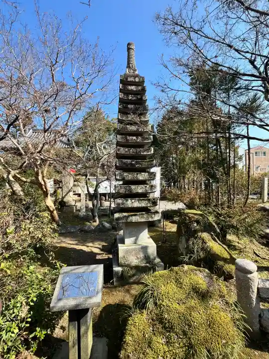 伊勢の国 四天王寺の{uncategorized: "未分類", other: "その他", undefined: "問題あり", building: "その他建物", grave: "お墓", sacred_gate: "鳥居", guardian: "狛犬", statue: "像", buddha: "仏像", history: "歴史", nature: "自然", garden: "庭園", animal: "動物", pagoda: "塔", temizu: "手水舎", mountain_gate: "山門・神門", sanctuary: "本殿・本堂", subordinate: "末社・摂社", art: "芸術", scenery: "景色", jizo: "地蔵", ema: "絵馬", goshuin: "御朱印", omikuji: "おみくじ", items: "授与品その他", amulet: "お守り", goshuincho: "御朱印帳", eats: "食事", festival: "お祭り", votive_dance: "神楽", shichigosan: "七五三参", wedding: "結婚式", experience: "体験その他", initially: "初詣", around: "周辺", anti_infection: "感染症対策"}