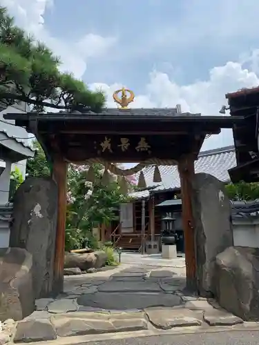 観音寺の山門