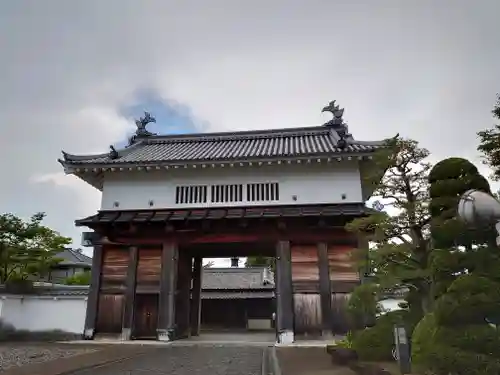 三光稲荷大明神の山門