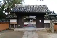 戒壇院の山門