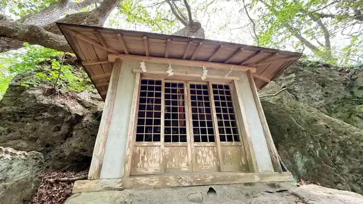 正一位石倉稲荷神社の{uncategorized: "未分類", other: "その他", undefined: "問題あり", building: "その他建物", grave: "お墓", sacred_gate: "鳥居", guardian: "狛犬", statue: "像", buddha: "仏像", history: "歴史", nature: "自然", garden: "庭園", animal: "動物", pagoda: "塔", temizu: "手水舎", mountain_gate: "山門・神門", sanctuary: "本殿・本堂", subordinate: "末社・摂社", art: "芸術", scenery: "景色", jizo: "地蔵", ema: "絵馬", goshuin: "御朱印", omikuji: "おみくじ", items: "授与品その他", amulet: "お守り", goshuincho: "御朱印帳", eats: "食事", festival: "お祭り", votive_dance: "神楽", shichigosan: "七五三参", wedding: "結婚式", experience: "体験その他", initially: "初詣", around: "周辺", anti_infection: "感染症対策"}