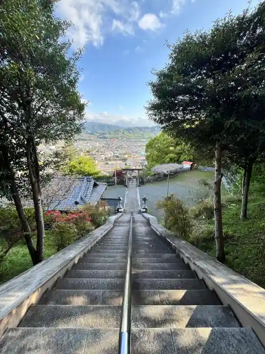 高野口八幡神社の{uncategorized: "未分類", other: "その他", undefined: "問題あり", building: "その他建物", grave: "お墓", sacred_gate: "鳥居", guardian: "狛犬", statue: "像", buddha: "仏像", history: "歴史", nature: "自然", garden: "庭園", animal: "動物", pagoda: "塔", temizu: "手水舎", mountain_gate: "山門・神門", sanctuary: "本殿・本堂", subordinate: "末社・摂社", art: "芸術", scenery: "景色", jizo: "地蔵", ema: "絵馬", goshuin: "御朱印", omikuji: "おみくじ", items: "授与品その他", amulet: "お守り", goshuincho: "御朱印帳", eats: "食事", festival: "お祭り", votive_dance: "神楽", shichigosan: "七五三参", wedding: "結婚式", experience: "体験その他", initially: "初詣", around: "周辺", anti_infection: "感染症対策"}