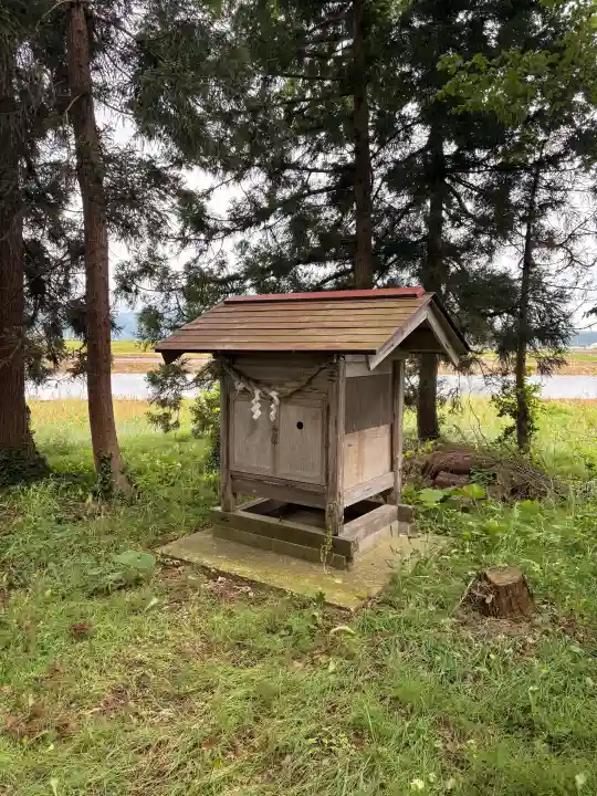 貴船神社の{uncategorized: "未分類", other: "その他", undefined: "問題あり", building: "その他建物", grave: "お墓", sacred_gate: "鳥居", guardian: "狛犬", statue: "像", buddha: "仏像", history: "歴史", nature: "自然", garden: "庭園", animal: "動物", pagoda: "塔", temizu: "手水舎", mountain_gate: "山門・神門", sanctuary: "本殿・本堂", subordinate: "末社・摂社", art: "芸術", scenery: "景色", jizo: "地蔵", ema: "絵馬", goshuin: "御朱印", omikuji: "おみくじ", items: "授与品その他", amulet: "お守り", goshuincho: "御朱印帳", eats: "食事", festival: "お祭り", votive_dance: "神楽", shichigosan: "七五三参", wedding: "結婚式", experience: "体験その他", initially: "初詣", around: "周辺", anti_infection: "感染症対策"}