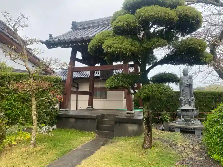 光明寺の{uncategorized: "未分類", other: "その他", undefined: "問題あり", building: "その他建物", grave: "お墓", sacred_gate: "鳥居", guardian: "狛犬", statue: "像", buddha: "仏像", history: "歴史", nature: "自然", garden: "庭園", animal: "動物", pagoda: "塔", temizu: "手水舎", mountain_gate: "山門・神門", sanctuary: "本殿・本堂", subordinate: "末社・摂社", art: "芸術", scenery: "景色", jizo: "地蔵", ema: "絵馬", goshuin: "御朱印", omikuji: "おみくじ", items: "授与品その他", amulet: "お守り", goshuincho: "御朱印帳", eats: "食事", festival: "お祭り", votive_dance: "神楽", shichigosan: "七五三参", wedding: "結婚式", experience: "体験その他", initially: "初詣", around: "周辺", anti_infection: "感染症対策"}