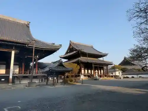 興正寺の{uncategorized: "未分類", other: "その他", undefined: "問題あり", building: "その他建物", grave: "お墓", sacred_gate: "鳥居", guardian: "狛犬", statue: "像", buddha: "仏像", history: "歴史", nature: "自然", garden: "庭園", animal: "動物", pagoda: "塔", temizu: "手水舎", mountain_gate: "山門・神門", sanctuary: "本殿・本堂", subordinate: "末社・摂社", art: "芸術", scenery: "景色", jizo: "地蔵", ema: "絵馬", goshuin: "御朱印", omikuji: "おみくじ", items: "授与品その他", amulet: "お守り", goshuincho: "御朱印帳", eats: "食事", festival: "お祭り", votive_dance: "神楽", shichigosan: "七五三参", wedding: "結婚式", experience: "体験その他", initially: "初詣", around: "周辺", anti_infection: "感染症対策"}
