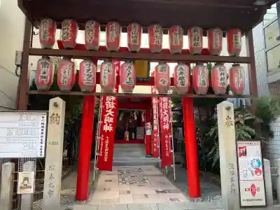 中の棚稲荷大明神の{uncategorized: "未分類", other: "その他", undefined: "問題あり", building: "その他建物", grave: "お墓", sacred_gate: "鳥居", guardian: "狛犬", statue: "像", buddha: "仏像", history: "歴史", nature: "自然", garden: "庭園", animal: "動物", pagoda: "塔", temizu: "手水舎", mountain_gate: "山門・神門", sanctuary: "本殿・本堂", subordinate: "末社・摂社", art: "芸術", scenery: "景色", jizo: "地蔵", ema: "絵馬", goshuin: "御朱印", omikuji: "おみくじ", items: "授与品その他", amulet: "お守り", goshuincho: "御朱印帳", eats: "食事", festival: "お祭り", votive_dance: "神楽", shichigosan: "七五三参", wedding: "結婚式", experience: "体験その他", initially: "初詣", around: "周辺", anti_infection: "感染症対策"}