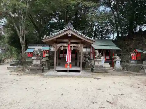 綺原坐健伊那太比賣神社の{uncategorized: "未分類", other: "その他", undefined: "問題あり", building: "その他建物", grave: "お墓", sacred_gate: "鳥居", guardian: "狛犬", statue: "像", buddha: "仏像", history: "歴史", nature: "自然", garden: "庭園", animal: "動物", pagoda: "塔", temizu: "手水舎", mountain_gate: "山門・神門", sanctuary: "本殿・本堂", subordinate: "末社・摂社", art: "芸術", scenery: "景色", jizo: "地蔵", ema: "絵馬", goshuin: "御朱印", omikuji: "おみくじ", items: "授与品その他", amulet: "お守り", goshuincho: "御朱印帳", eats: "食事", festival: "お祭り", votive_dance: "神楽", shichigosan: "七五三参", wedding: "結婚式", experience: "体験その他", initially: "初詣", around: "周辺", anti_infection: "感染症対策"}