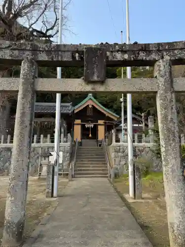 四所神社の{uncategorized: "未分類", other: "その他", undefined: "問題あり", building: "その他建物", grave: "お墓", sacred_gate: "鳥居", guardian: "狛犬", statue: "像", buddha: "仏像", history: "歴史", nature: "自然", garden: "庭園", animal: "動物", pagoda: "塔", temizu: "手水舎", mountain_gate: "山門・神門", sanctuary: "本殿・本堂", subordinate: "末社・摂社", art: "芸術", scenery: "景色", jizo: "地蔵", ema: "絵馬", goshuin: "御朱印", omikuji: "おみくじ", items: "授与品その他", amulet: "お守り", goshuincho: "御朱印帳", eats: "食事", festival: "お祭り", votive_dance: "神楽", shichigosan: "七五三参", wedding: "結婚式", experience: "体験その他", initially: "初詣", around: "周辺", anti_infection: "感染症対策"}