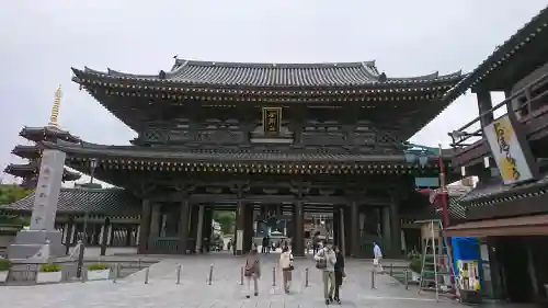 川崎大師（平間寺）の{uncategorized: "未分類", other: "その他", undefined: "問題あり", building: "その他建物", grave: "お墓", sacred_gate: "鳥居", guardian: "狛犬", statue: "像", buddha: "仏像", history: "歴史", nature: "自然", garden: "庭園", animal: "動物", pagoda: "塔", temizu: "手水舎", mountain_gate: "山門・神門", sanctuary: "本殿・本堂", subordinate: "末社・摂社", art: "芸術", scenery: "景色", jizo: "地蔵", ema: "絵馬", goshuin: "御朱印", omikuji: "おみくじ", items: "授与品その他", amulet: "お守り", goshuincho: "御朱印帳", eats: "食事", festival: "お祭り", votive_dance: "神楽", shichigosan: "七五三参", wedding: "結婚式", experience: "体験その他", initially: "初詣", around: "周辺", anti_infection: "感染症対策"}