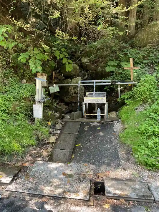 寿老滝石仏堂の手水舎