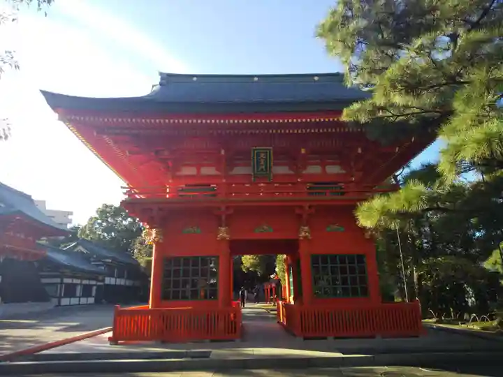 穴八幡宮の山門・神門