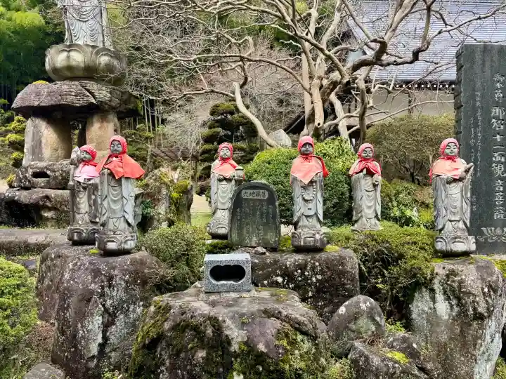 紹楽寺の{uncategorized: "未分類", other: "その他", undefined: "問題あり", building: "その他建物", grave: "お墓", sacred_gate: "鳥居", guardian: "狛犬", statue: "像", buddha: "仏像", history: "歴史", nature: "自然", garden: "庭園", animal: "動物", pagoda: "塔", temizu: "手水舎", mountain_gate: "山門・神門", sanctuary: "本殿・本堂", subordinate: "末社・摂社", art: "芸術", scenery: "景色", jizo: "地蔵", ema: "絵馬", goshuin: "御朱印", omikuji: "おみくじ", items: "授与品その他", amulet: "お守り", goshuincho: "御朱印帳", eats: "食事", festival: "お祭り", votive_dance: "神楽", shichigosan: "七五三参", wedding: "結婚式", experience: "体験その他", initially: "初詣", around: "周辺", anti_infection: "感染症対策"}
