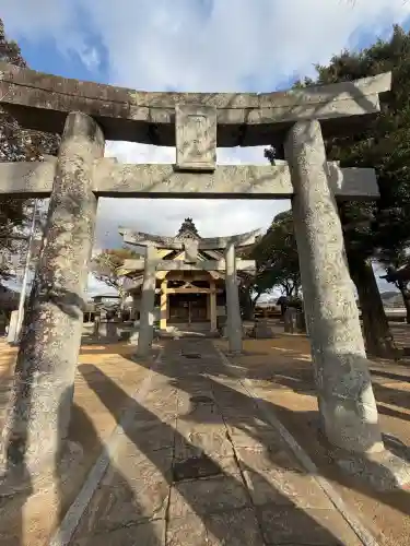 須賀神社の{uncategorized: "未分類", other: "その他", undefined: "問題あり", building: "その他建物", grave: "お墓", sacred_gate: "鳥居", guardian: "狛犬", statue: "像", buddha: "仏像", history: "歴史", nature: "自然", garden: "庭園", animal: "動物", pagoda: "塔", temizu: "手水舎", mountain_gate: "山門・神門", sanctuary: "本殿・本堂", subordinate: "末社・摂社", art: "芸術", scenery: "景色", jizo: "地蔵", ema: "絵馬", goshuin: "御朱印", omikuji: "おみくじ", items: "授与品その他", amulet: "お守り", goshuincho: "御朱印帳", eats: "食事", festival: "お祭り", votive_dance: "神楽", shichigosan: "七五三参", wedding: "結婚式", experience: "体験その他", initially: "初詣", around: "周辺", anti_infection: "感染症対策"}