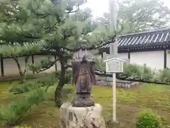 西教寺の像