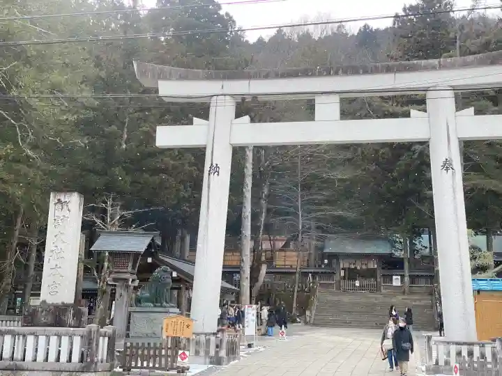 諏訪大社の{uncategorized: "未分類", other: "その他", undefined: "問題あり", building: "その他建物", grave: "お墓", sacred_gate: "鳥居", guardian: "狛犬", statue: "像", buddha: "仏像", history: "歴史", nature: "自然", garden: "庭園", animal: "動物", pagoda: "塔", temizu: "手水舎", mountain_gate: "山門・神門", sanctuary: "本殿・本堂", subordinate: "末社・摂社", art: "芸術", scenery: "景色", jizo: "地蔵", ema: "絵馬", goshuin: "御朱印", omikuji: "おみくじ", items: "授与品その他", amulet: "お守り", goshuincho: "御朱印帳", eats: "食事", festival: "お祭り", votive_dance: "神楽", shichigosan: "七五三参", wedding: "結婚式", experience: "体験その他", initially: "初詣", around: "周辺", anti_infection: "感染症対策"}