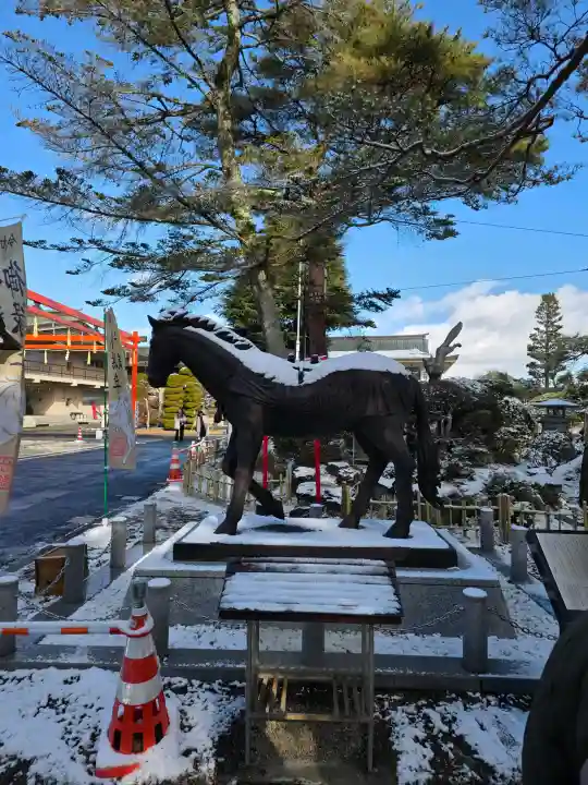 竹駒神社の{uncategorized: "未分類", other: "その他", undefined: "問題あり", building: "その他建物", grave: "お墓", sacred_gate: "鳥居", guardian: "狛犬", statue: "像", buddha: "仏像", history: "歴史", nature: "自然", garden: "庭園", animal: "動物", pagoda: "塔", temizu: "手水舎", mountain_gate: "山門・神門", sanctuary: "本殿・本堂", subordinate: "末社・摂社", art: "芸術", scenery: "景色", jizo: "地蔵", ema: "絵馬", goshuin: "御朱印", omikuji: "おみくじ", items: "授与品その他", amulet: "お守り", goshuincho: "御朱印帳", eats: "食事", festival: "お祭り", votive_dance: "神楽", shichigosan: "七五三参", wedding: "結婚式", experience: "体験その他", initially: "初詣", around: "周辺", anti_infection: "感染症対策"}