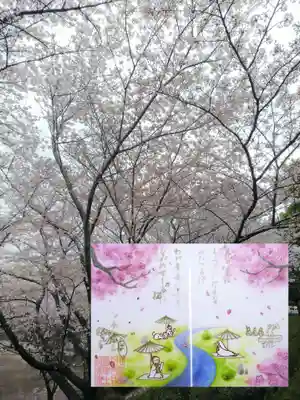 特別御朱印4月 ｢桜花｣
桜が咲き誇るもとで行われる｢曲水の宴｣がﾓﾁｰﾌになっています☺️
曲水の宴に興じる御祭神たちと､着物姿の女性は御祭神の小野篁公の御孫とも伝えられる小野小町

｢曲水の宴｣とは､十二単などの平安装束を身にまとい庭園で和歌を詠みかわす､平安時代を偲ばせる雅な行事。