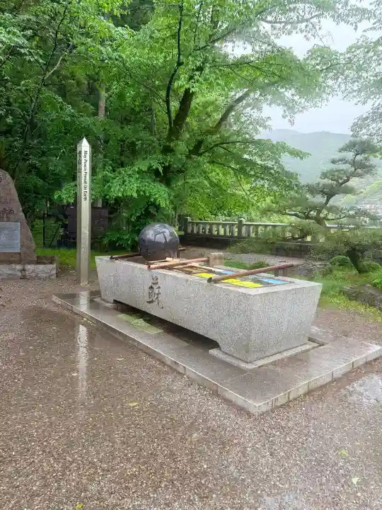 熊野本宮大社の{uncategorized: "未分類", other: "その他", undefined: "問題あり", building: "その他建物", grave: "お墓", sacred_gate: "鳥居", guardian: "狛犬", statue: "像", buddha: "仏像", history: "歴史", nature: "自然", garden: "庭園", animal: "動物", pagoda: "塔", temizu: "手水舎", mountain_gate: "山門・神門", sanctuary: "本殿・本堂", subordinate: "末社・摂社", art: "芸術", scenery: "景色", jizo: "地蔵", ema: "絵馬", goshuin: "御朱印", omikuji: "おみくじ", items: "授与品その他", amulet: "お守り", goshuincho: "御朱印帳", eats: "食事", festival: "お祭り", votive_dance: "神楽", shichigosan: "七五三参", wedding: "結婚式", experience: "体験その他", initially: "初詣", around: "周辺", anti_infection: "感染症対策"}