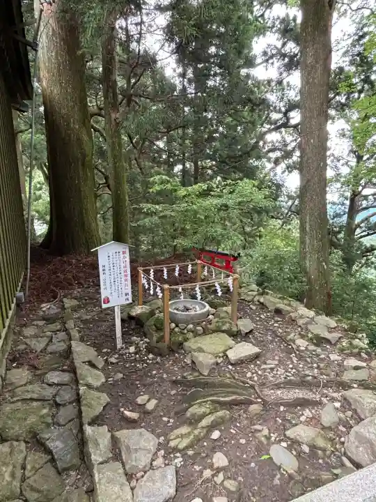 砥鹿神社(奥宮)の{uncategorized: "未分類", other: "その他", undefined: "問題あり", building: "その他建物", grave: "お墓", sacred_gate: "鳥居", guardian: "狛犬", statue: "像", buddha: "仏像", history: "歴史", nature: "自然", garden: "庭園", animal: "動物", pagoda: "塔", temizu: "手水舎", mountain_gate: "山門・神門", sanctuary: "本殿・本堂", subordinate: "末社・摂社", art: "芸術", scenery: "景色", jizo: "地蔵", ema: "絵馬", goshuin: "御朱印", omikuji: "おみくじ", items: "授与品その他", amulet: "お守り", goshuincho: "御朱印帳", eats: "食事", festival: "お祭り", votive_dance: "神楽", shichigosan: "七五三参", wedding: "結婚式", experience: "体験その他", initially: "初詣", around: "周辺", anti_infection: "感染症対策"}