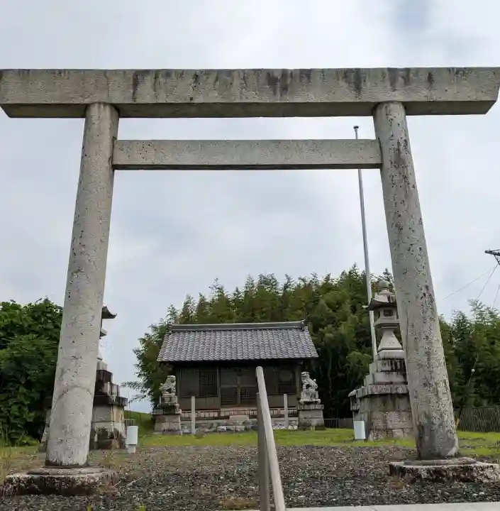須賀神社の{uncategorized: "未分類", other: "その他", undefined: "問題あり", building: "その他建物", grave: "お墓", sacred_gate: "鳥居", guardian: "狛犬", statue: "像", buddha: "仏像", history: "歴史", nature: "自然", garden: "庭園", animal: "動物", pagoda: "塔", temizu: "手水舎", mountain_gate: "山門・神門", sanctuary: "本殿・本堂", subordinate: "末社・摂社", art: "芸術", scenery: "景色", jizo: "地蔵", ema: "絵馬", goshuin: "御朱印", omikuji: "おみくじ", items: "授与品その他", amulet: "お守り", goshuincho: "御朱印帳", eats: "食事", festival: "お祭り", votive_dance: "神楽", shichigosan: "七五三参", wedding: "結婚式", experience: "体験その他", initially: "初詣", around: "周辺", anti_infection: "感染症対策"}