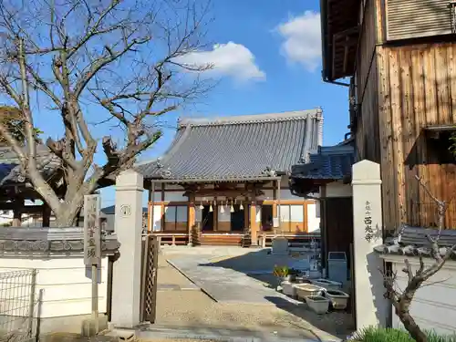 西光寺の山門