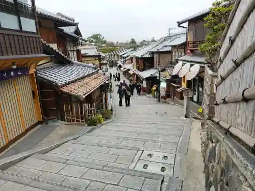 八坂神社(祇園さん)の{uncategorized: "未分類", other: "その他", undefined: "問題あり", building: "その他建物", grave: "お墓", sacred_gate: "鳥居", guardian: "狛犬", statue: "像", buddha: "仏像", history: "歴史", nature: "自然", garden: "庭園", animal: "動物", pagoda: "塔", temizu: "手水舎", mountain_gate: "山門・神門", sanctuary: "本殿・本堂", subordinate: "末社・摂社", art: "芸術", scenery: "景色", jizo: "地蔵", ema: "絵馬", goshuin: "御朱印", omikuji: "おみくじ", items: "授与品その他", amulet: "お守り", goshuincho: "御朱印帳", eats: "食事", festival: "お祭り", votive_dance: "神楽", shichigosan: "七五三参", wedding: "結婚式", experience: "体験その他", initially: "初詣", around: "周辺", anti_infection: "感染症対策"}
