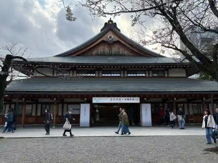 靖國神社の{uncategorized: "未分類", other: "その他", undefined: "問題あり", building: "その他建物", grave: "お墓", sacred_gate: "鳥居", guardian: "狛犬", statue: "像", buddha: "仏像", history: "歴史", nature: "自然", garden: "庭園", animal: "動物", pagoda: "塔", temizu: "手水舎", mountain_gate: "山門・神門", sanctuary: "本殿・本堂", subordinate: "末社・摂社", art: "芸術", scenery: "景色", jizo: "地蔵", ema: "絵馬", goshuin: "御朱印", omikuji: "おみくじ", items: "授与品その他", amulet: "お守り", goshuincho: "御朱印帳", eats: "食事", festival: "お祭り", votive_dance: "神楽", shichigosan: "七五三参", wedding: "結婚式", experience: "体験その他", initially: "初詣", around: "周辺", anti_infection: "感染症対策"}