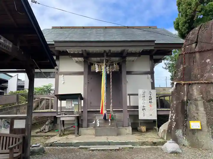 三ツ石神社(岩手県)