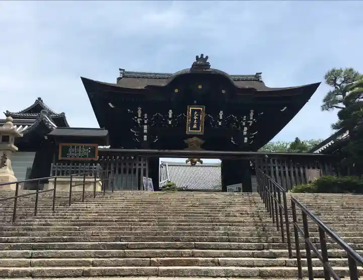 大谷本廟の山門・神門