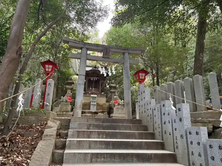 越木岩神社の{uncategorized: "未分類", other: "その他", undefined: "問題あり", building: "その他建物", grave: "お墓", sacred_gate: "鳥居", guardian: "狛犬", statue: "像", buddha: "仏像", history: "歴史", nature: "自然", garden: "庭園", animal: "動物", pagoda: "塔", temizu: "手水舎", mountain_gate: "山門・神門", sanctuary: "本殿・本堂", subordinate: "末社・摂社", art: "芸術", scenery: "景色", jizo: "地蔵", ema: "絵馬", goshuin: "御朱印", omikuji: "おみくじ", items: "授与品その他", amulet: "お守り", goshuincho: "御朱印帳", eats: "食事", festival: "お祭り", votive_dance: "神楽", shichigosan: "七五三参", wedding: "結婚式", experience: "体験その他", initially: "初詣", around: "周辺", anti_infection: "感染症対策"}