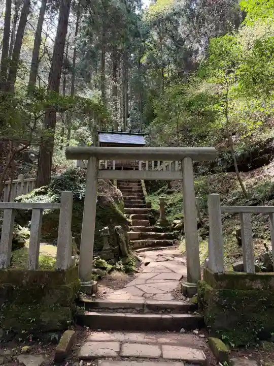 御岩神社の{uncategorized: "未分類", other: "その他", undefined: "問題あり", building: "その他建物", grave: "お墓", sacred_gate: "鳥居", guardian: "狛犬", statue: "像", buddha: "仏像", history: "歴史", nature: "自然", garden: "庭園", animal: "動物", pagoda: "塔", temizu: "手水舎", mountain_gate: "山門・神門", sanctuary: "本殿・本堂", subordinate: "末社・摂社", art: "芸術", scenery: "景色", jizo: "地蔵", ema: "絵馬", goshuin: "御朱印", omikuji: "おみくじ", items: "授与品その他", amulet: "お守り", goshuincho: "御朱印帳", eats: "食事", festival: "お祭り", votive_dance: "神楽", shichigosan: "七五三参", wedding: "結婚式", experience: "体験その他", initially: "初詣", around: "周辺", anti_infection: "感染症対策"}