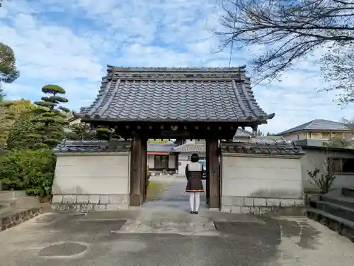 真宝寺の山門